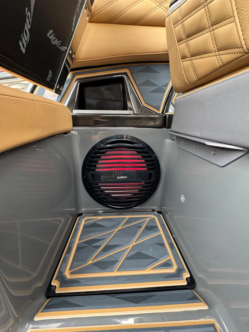 Slide: The Image of Tigé Ultré 23ZX 2025 - 23