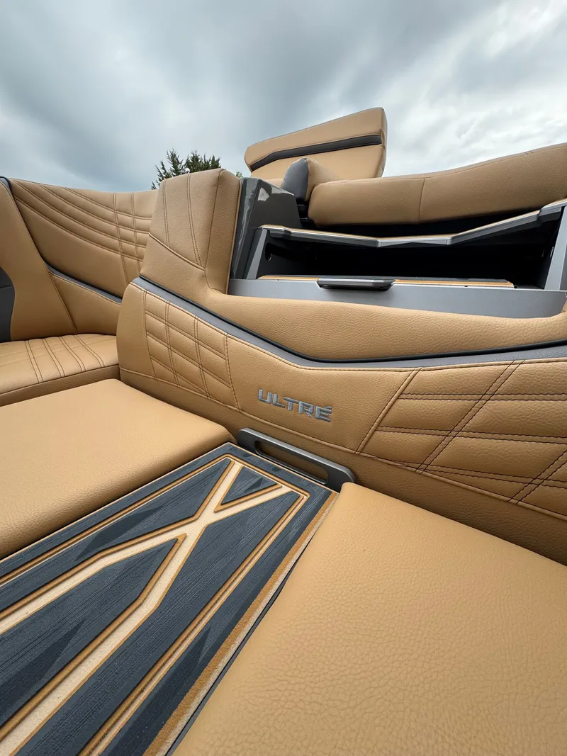 Slide: The Image of Tigé Ultré 23ZX 2025 - 25