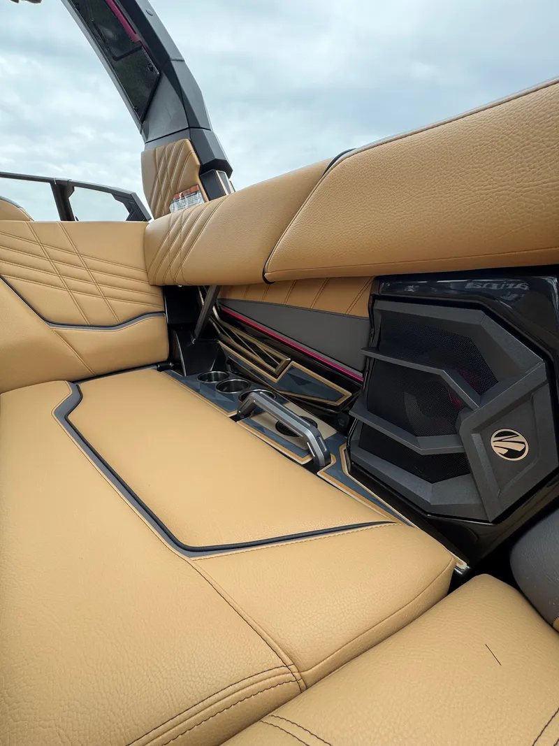 Slide: The Image of Tigé Ultré 23ZX 2025 - 26