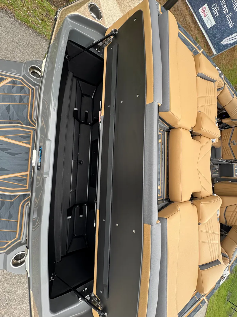 Slide: The Image of Tigé Ultré 23ZX 2025 - 27