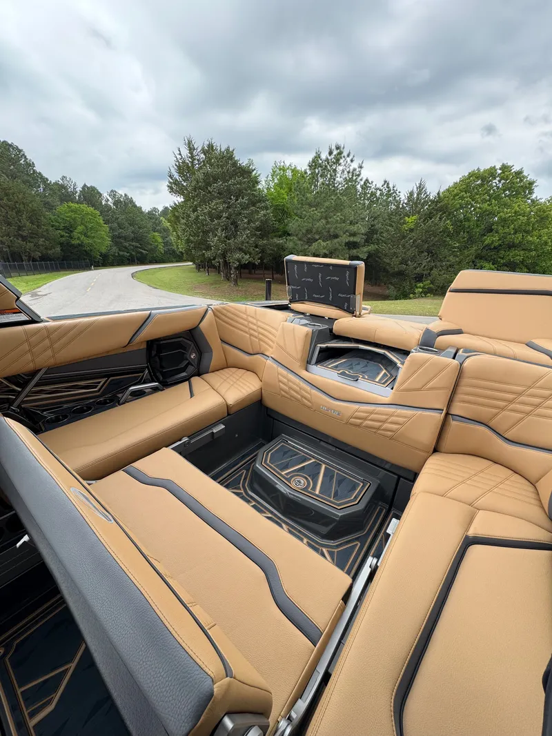 Slide: The Image of Tigé Ultré 23ZX 2025 - 30