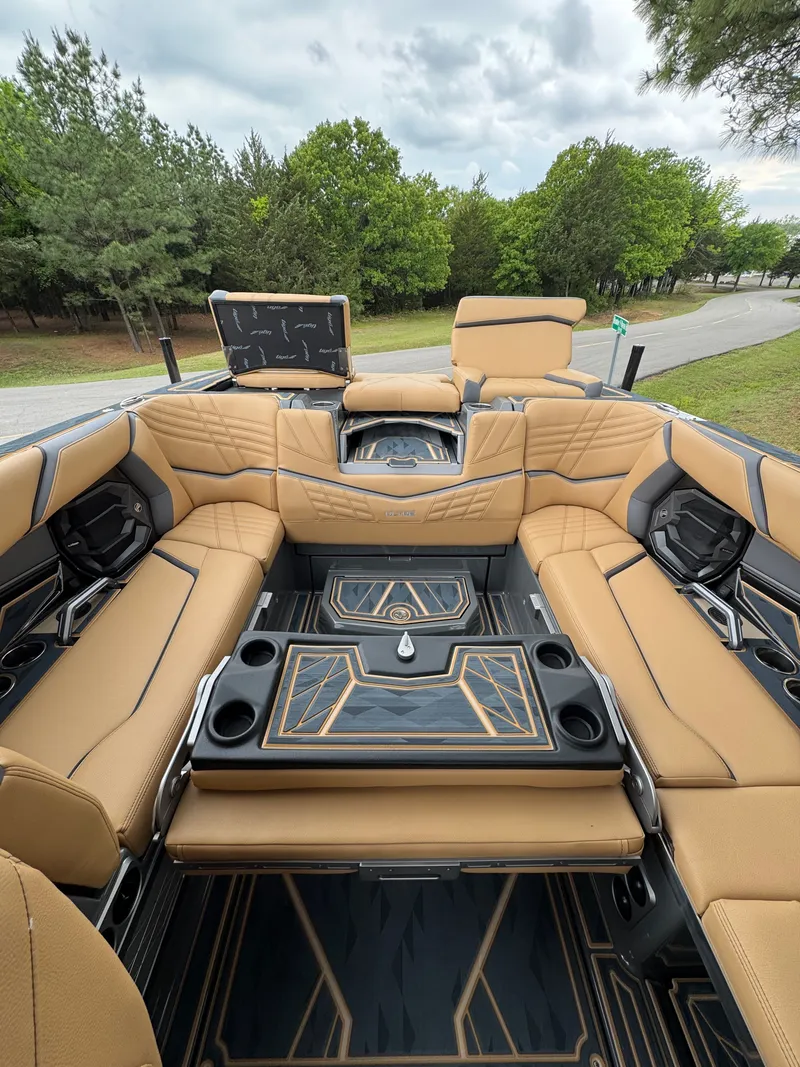 Slide: The Image of Tigé Ultré 23ZX 2025 - 32