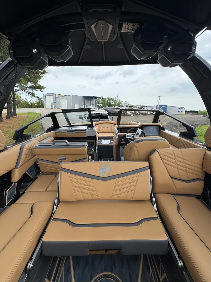 Slide: The Image of Tigé Ultré 23ZX 2025 - 33