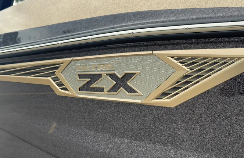 Slide: The Image of Tigé Ultré 23ZX 2025 - 5