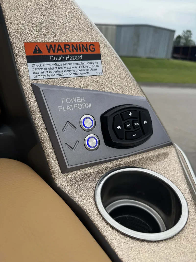 Slide: The Image of Tigé Ultré 23ZX 2025 - 6