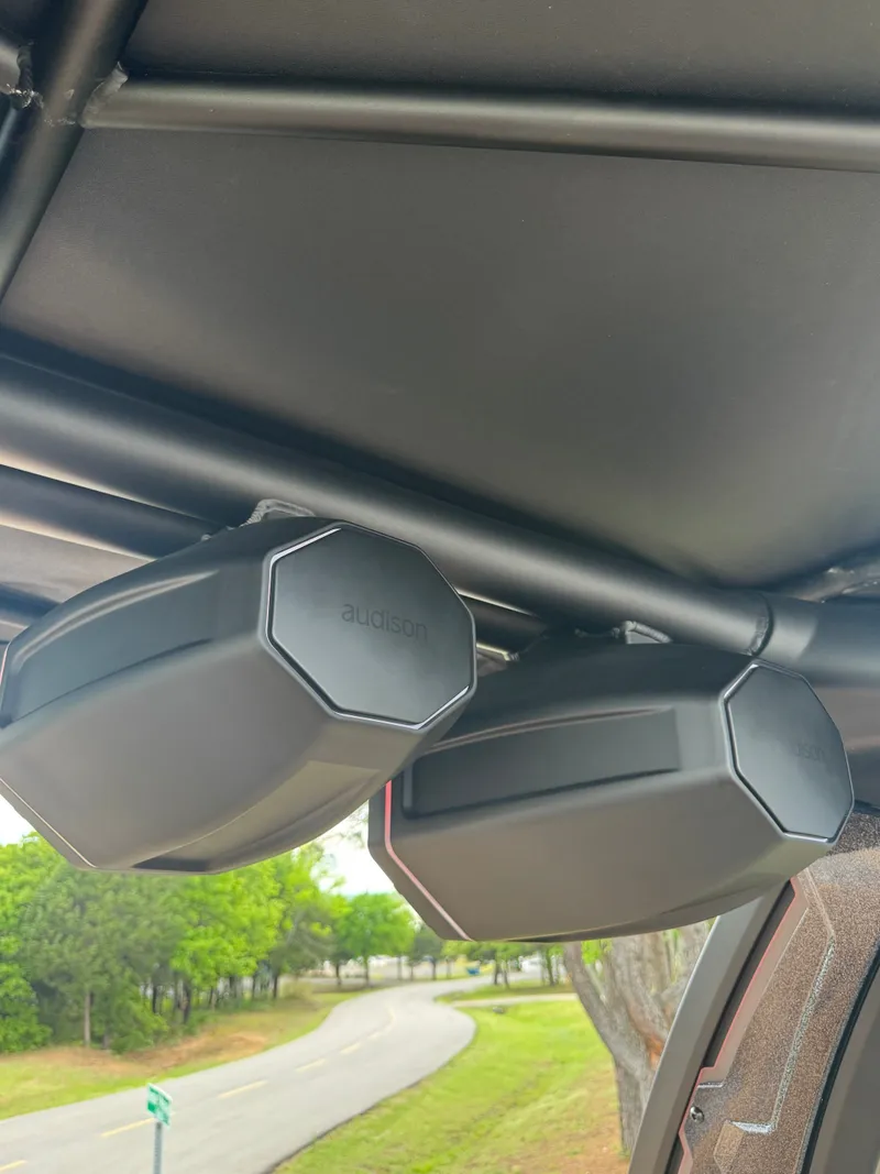 Slide: The Image of Tigé Ultré 23ZX 2025 - 8