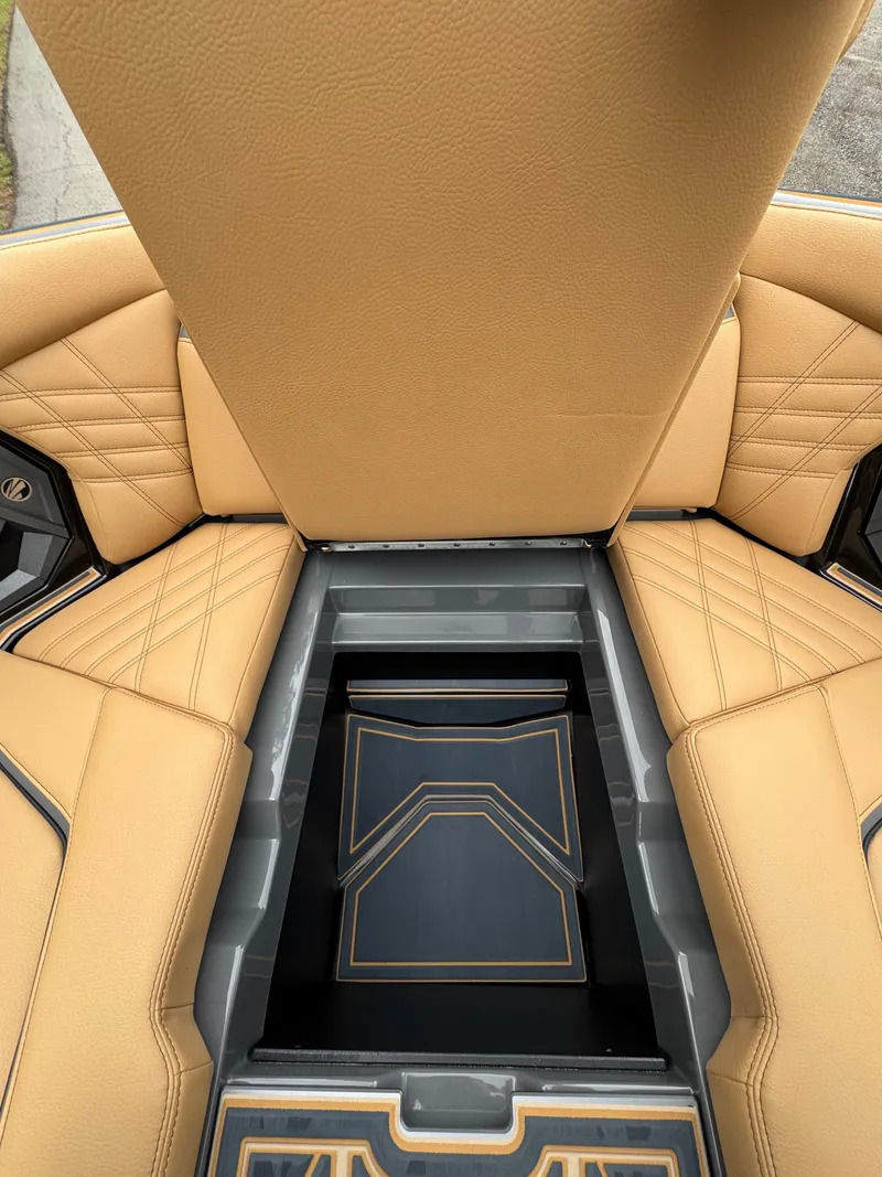 Slide: The Image of Tigé Ultré 23ZX 2025 - 9