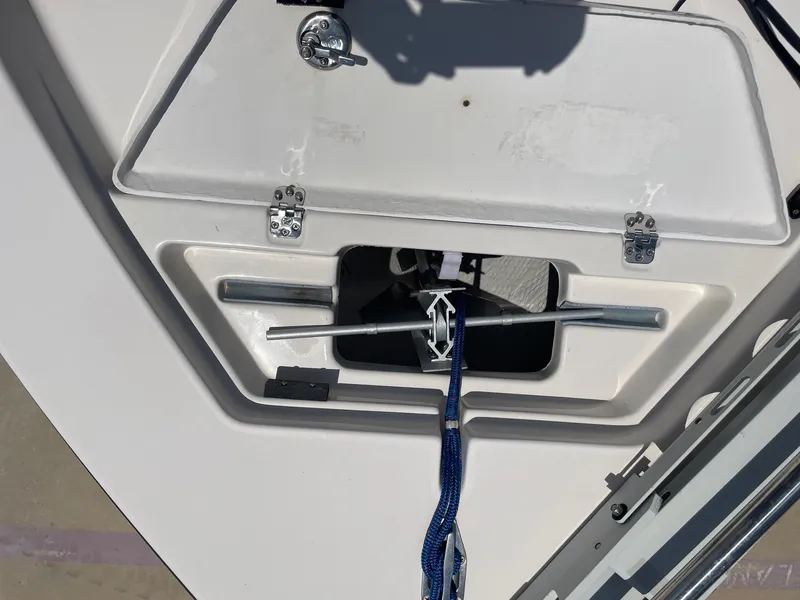 Slide: The Image of Anchor storage compartment on a 2002 Pathfinder 2200v boat, featuring a blue rope. - 39