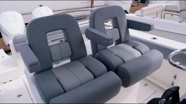 Slide: The Image of Boston Whaler 250 Outrage 2025 - 10