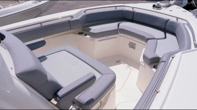 Slide: The Image of Boston Whaler 250 Outrage 2025 - 14