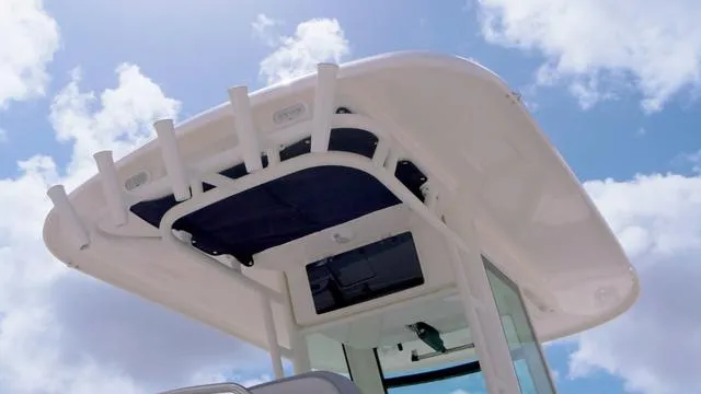 Slide: The Image of Boston Whaler 250 Outrage 2025 - 15