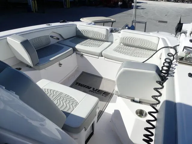 Slide: The Image of Twin Vee 260 GFX CC 2025 - 12