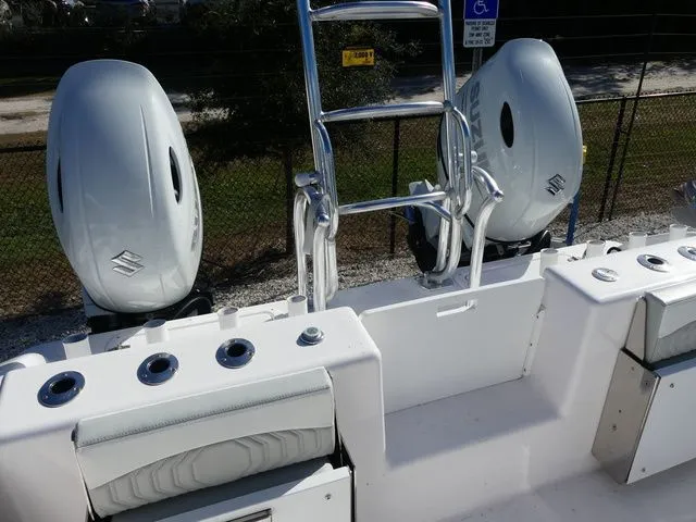 Slide: The Image of Twin Vee 260 GFX CC 2025 - 9