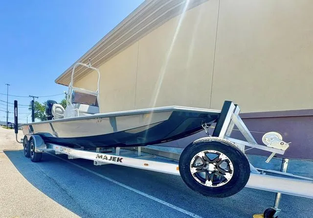 Slide: The Image of Majek 226 Illusion 2025 - 1