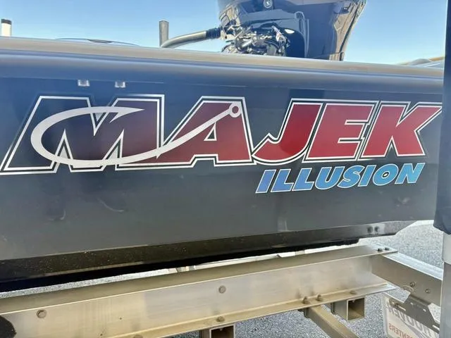 Slide: The Image of Majek 226 Illusion 2025 - 5