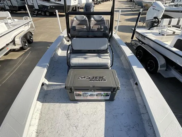 Slide: The Image of 2025 Majek 22 XTREME boat with seating and storage, displayed in a showroom. - 10