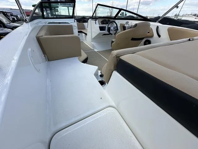 Slide: The Image of Sea Ray SPX 190 Outboard 2023 - 13