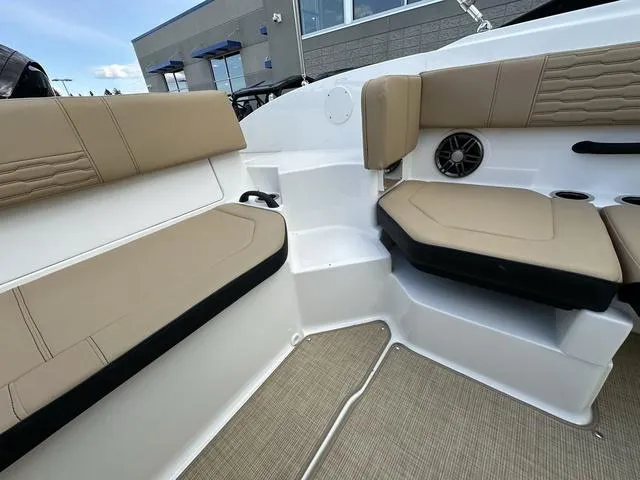 Slide: The Image of Sea Ray SPX 190 Outboard 2023 - 17