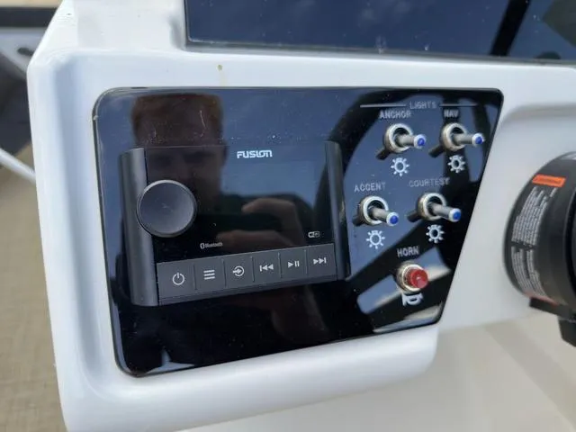 Slide: The Image of Sea Ray SPX 190 Outboard 2023 - 28