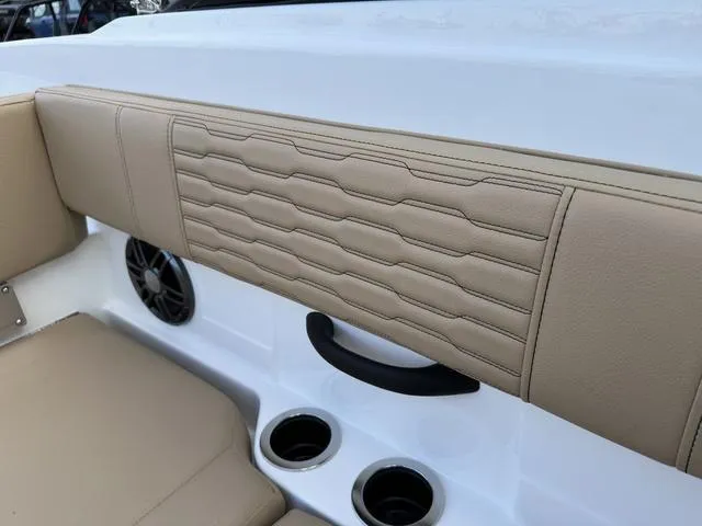 Slide: The Image of Sea Ray SPX 190 Outboard 2023 - 38