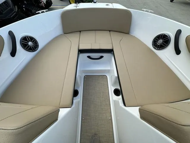 Slide: The Image of Sea Ray SPX 190 Outboard 2023 - 57