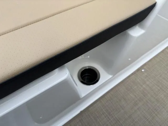 Slide: The Image of Sea Ray SPX 190 Outboard 2023 - 64