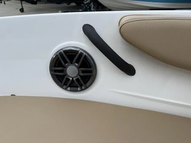 Slide: The Image of Sea Ray SPX 190 Outboard 2023 - 66