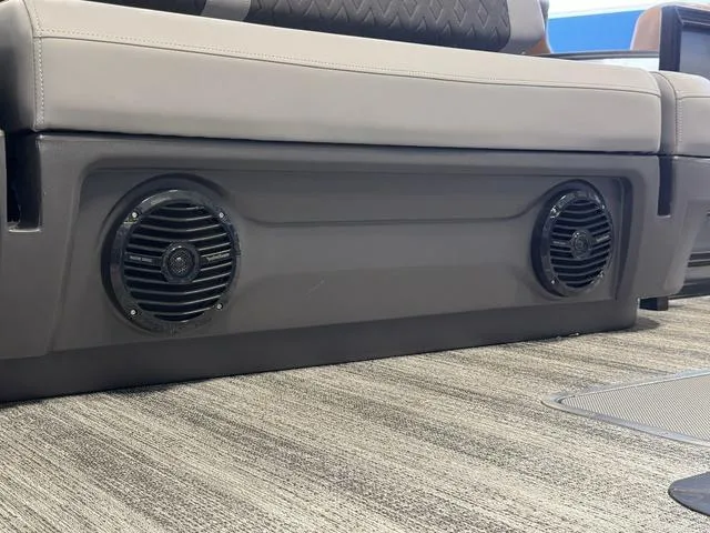 Slide: The Image of Bennington 22ML Cruise Tri-Toon Pontoon 2025 - 96