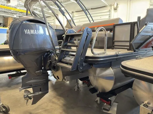 Slide: The Image of Bennington 22ML Cruise Tri-Toon Pontoon 2025 - 98