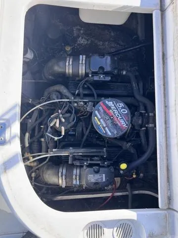 Slide: The Image of Engine compartment of a 2005 Hurricane FUNDECK202 boat with a 5.0 Mercury engine. - 23