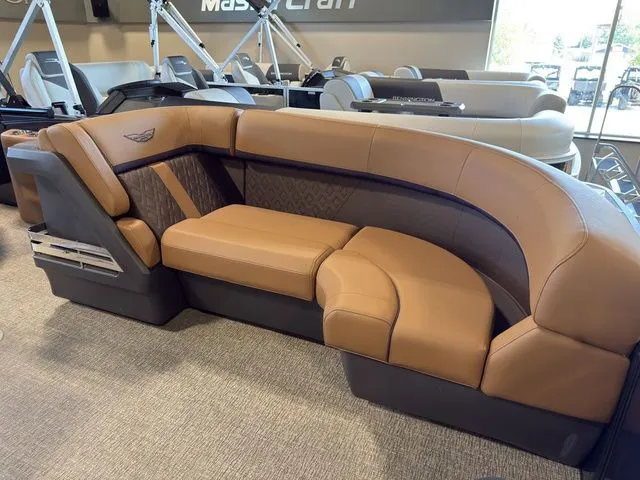 Slide: The Image of Bennington 22 MSB Tritoon Pontoon 2025 - 20