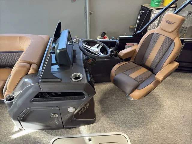 Slide: The Image of Bennington 22 MSB Tritoon Pontoon 2025 - 22