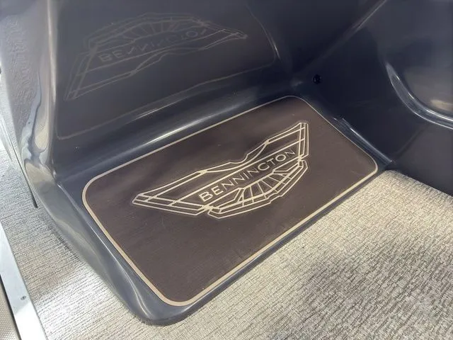 Slide: The Image of Bennington 22 MSB Tritoon Pontoon 2025 - 31