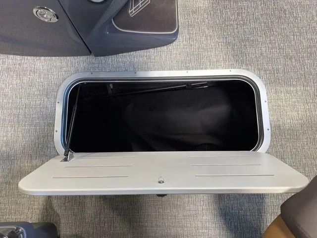 Slide: The Image of Bennington 22 MSB Tritoon Pontoon 2025 - 34