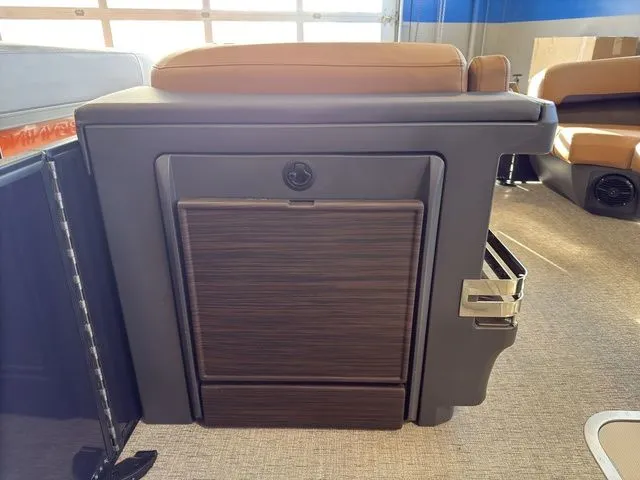 Slide: The Image of Bennington 22 MSB Tritoon Pontoon 2025 - 37