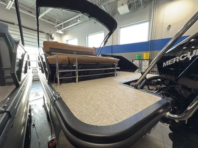 Slide: The Image of Bennington 22 MSB Tritoon Pontoon 2025 - 39