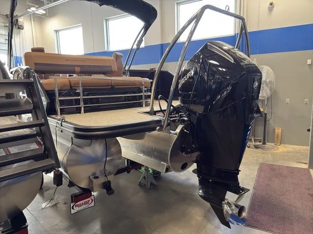 Slide: The Image of Bennington 22 MSB Tritoon Pontoon 2025 - 40