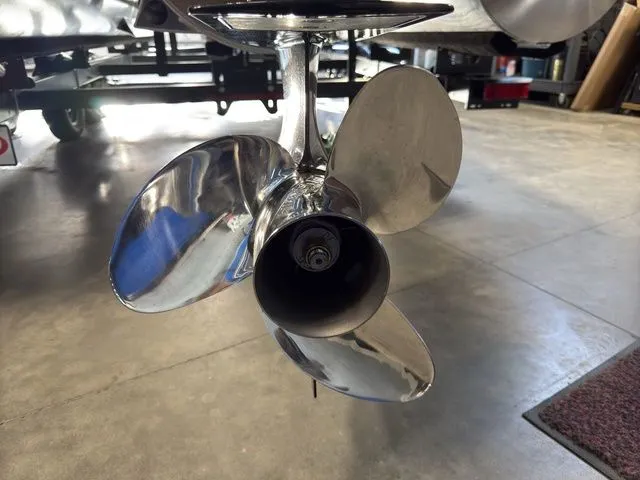 Slide: The Image of Bennington 22 MSB Tritoon Pontoon 2025 - 42