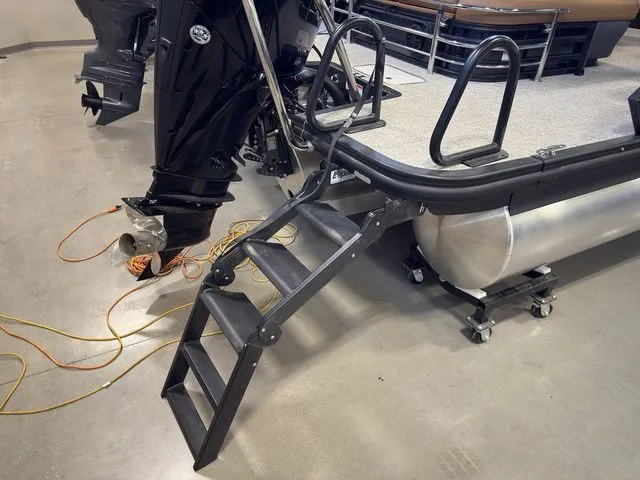 Slide: The Image of Bennington 22 MSB Tritoon Pontoon 2025 - 47