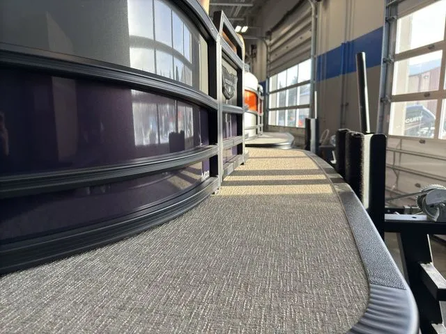 Slide: The Image of Bennington 22 MSB Tritoon Pontoon 2025 - 8