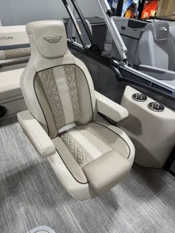 Slide: The Image of Bennington 22MSB SPS Tri-Toon Pontoon 2025 - 22