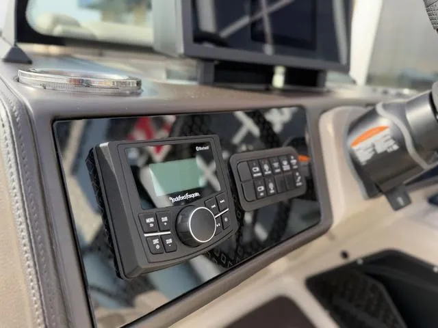 Slide: The Image of Bennington 22MFB Tri-Toon Pontoon 2025 - 32