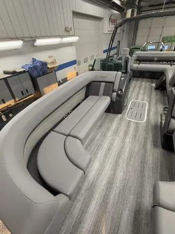 Slide: The Image of Bennington 22ML SPS Tri-Toon Pontoon 2025 - 13