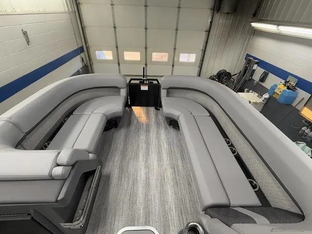 Slide: The Image of Bennington 22ML SPS Tri-Toon Pontoon 2025 - 15