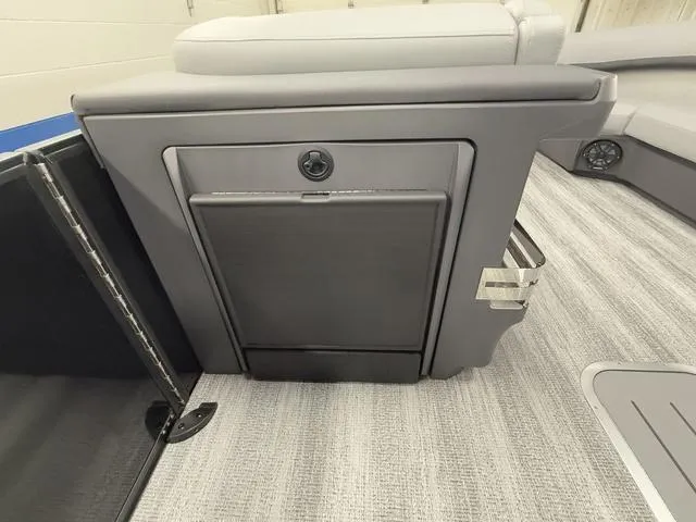 Slide: The Image of Bennington 22ML SPS Tri-Toon Pontoon 2025 - 16