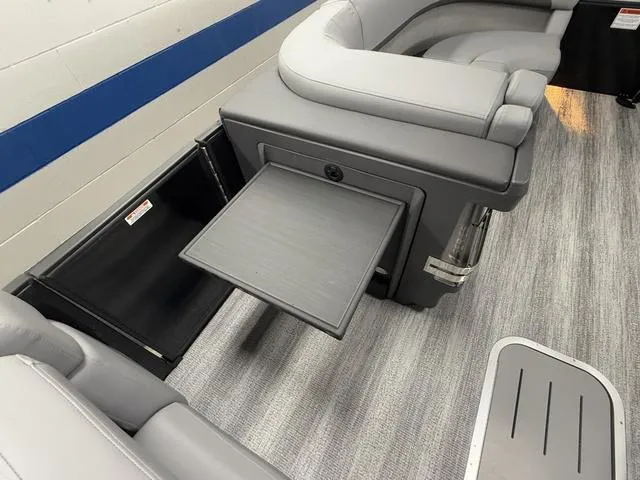 Slide: The Image of Bennington 22ML SPS Tri-Toon Pontoon 2025 - 17