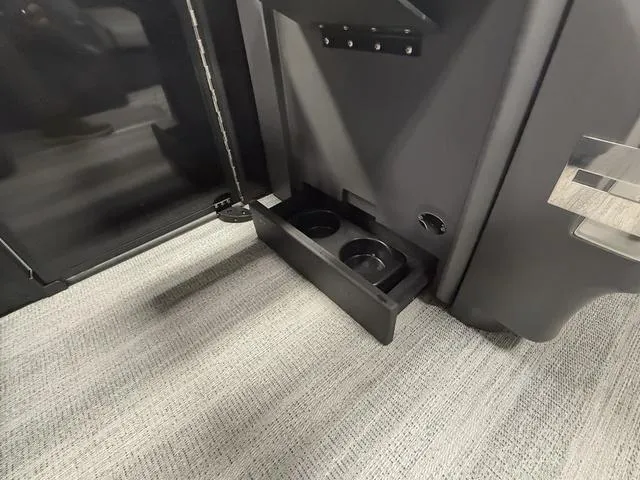 Slide: The Image of Bennington 22ML SPS Tri-Toon Pontoon 2025 - 18