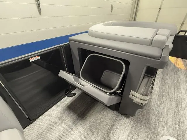 Slide: The Image of Bennington 22ML SPS Tri-Toon Pontoon 2025 - 19