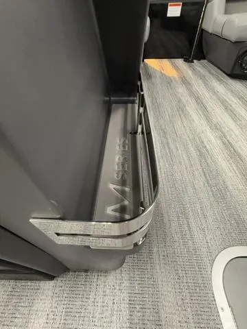 Slide: The Image of Bennington 22ML SPS Tri-Toon Pontoon 2025 - 20