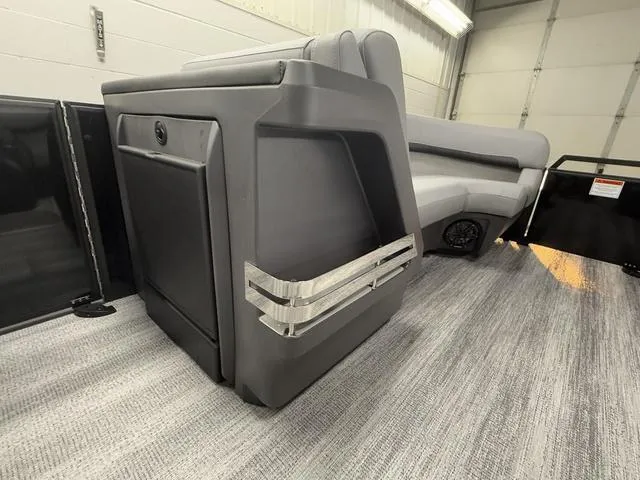 Slide: The Image of Bennington 22ML SPS Tri-Toon Pontoon 2025 - 21